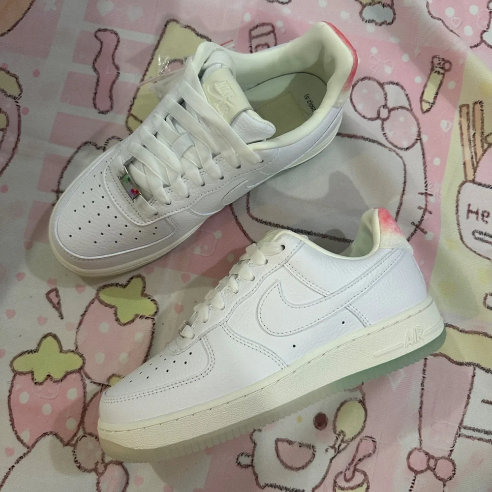 Nike Men’s White Sneakers with Pink Heel Accent
